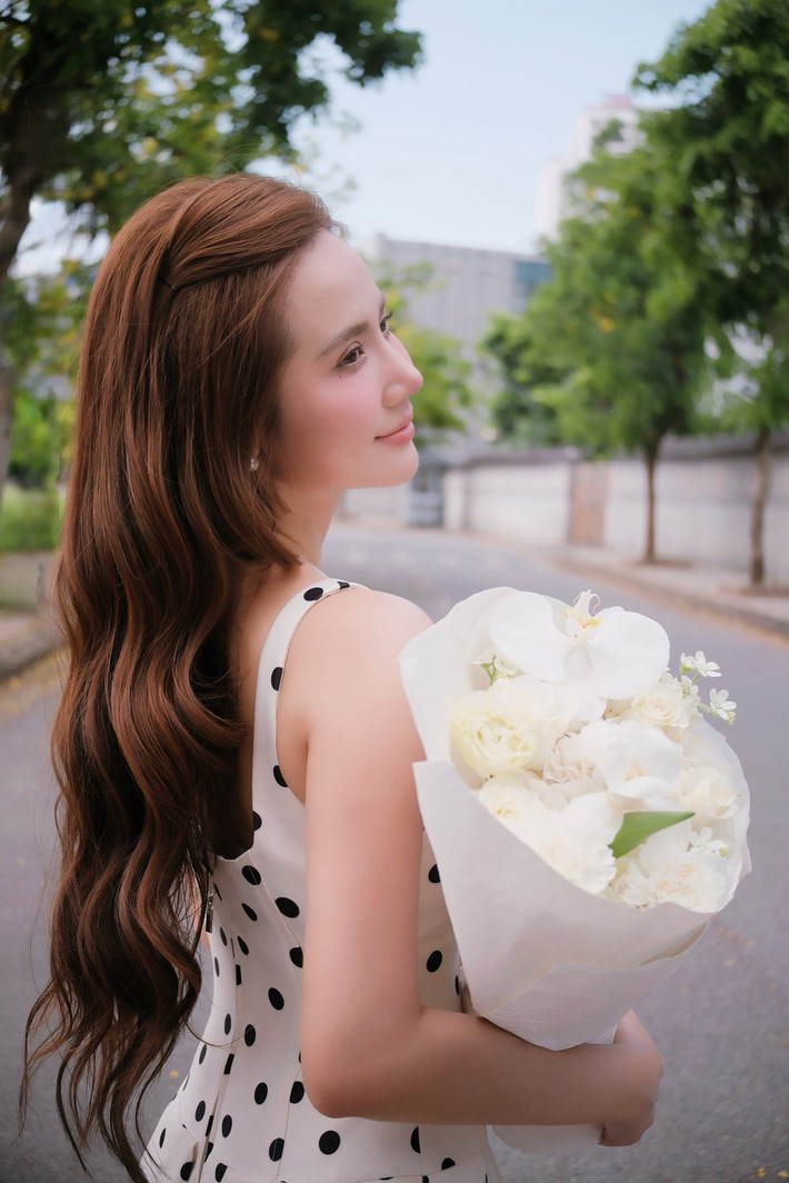 Hiện tại, cô tập trung nuôi dạy con trai nhỏ và tận hưởng cuộc sống của một bà mẹ đơn thân.