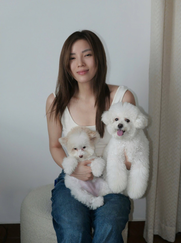 Hoa hậu Kỳ Duyên chụp ảnh cùng cún cưng. Ảnh: FB Hoa hậu Nguyễn Cao Kỳ Duyên