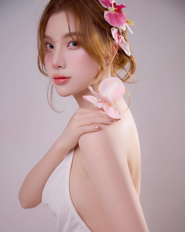 Đặc biệt, những thiết kế váy xẻ sâu luôn là lựa chọn yêu thích của Hạnh Sino. Ảnh: FB Hạnh Sino