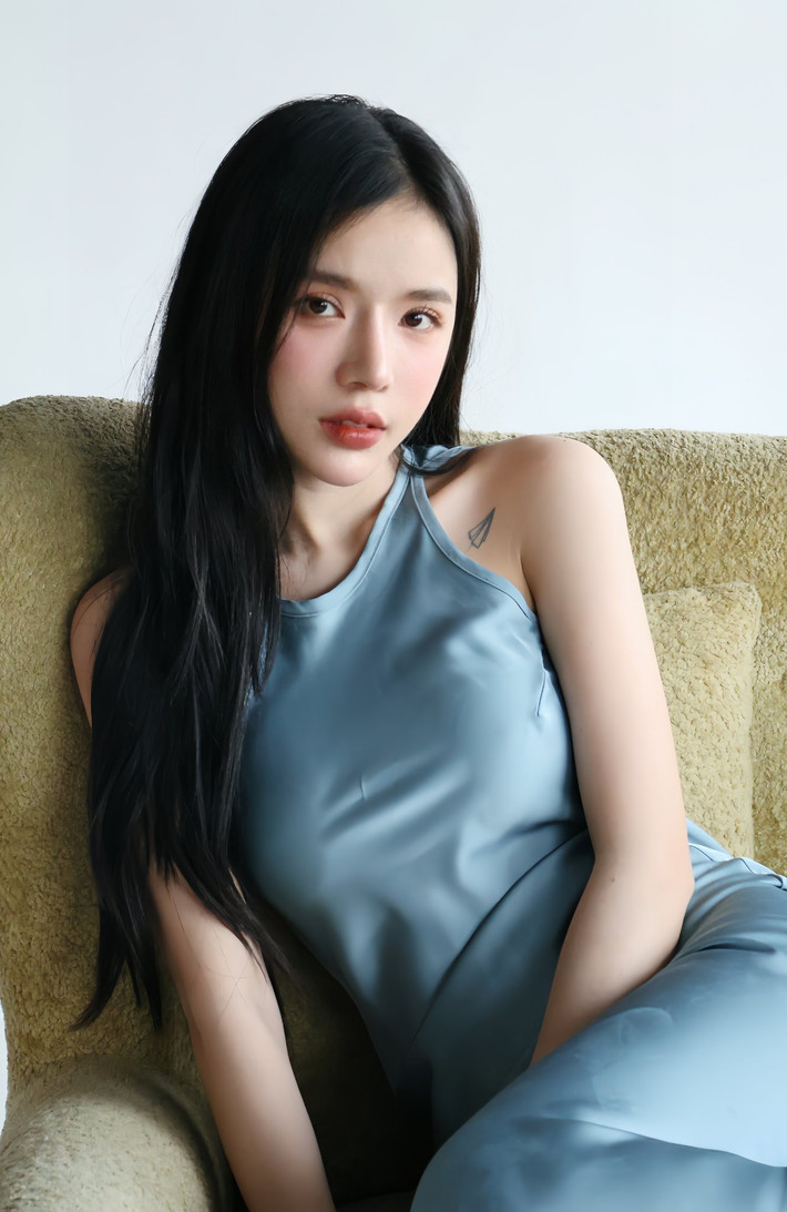 LyLy là một trong những ca - nhạc sĩ trẻ tài năng của Vpop, từng ghi dấu ấn mạnh mẽ qua loạt bản hit đình đám như 24H, Sao Anh Chưa Về Nhà, Lời Đường Mật... Ảnh: FB Nguyễn Hoàng Ly