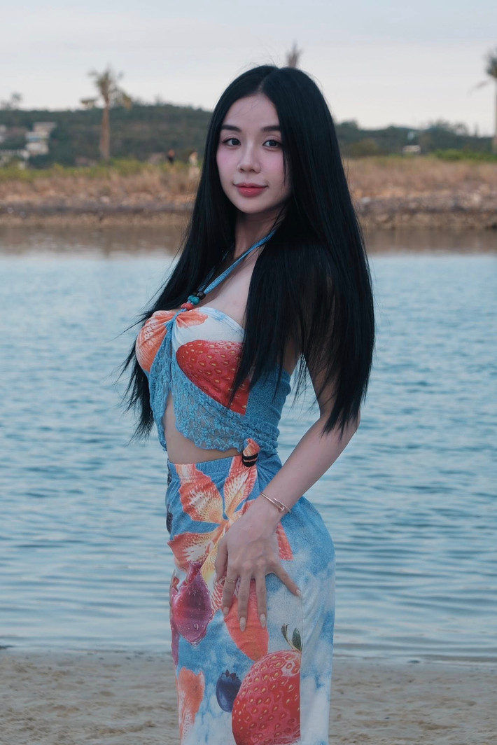 Cô chuộng những thiết kế ôm sát, khoét sâu, cắt xẻ táo bạo để khoe trọn đường cong quyến rũ. Ảnh: FB Cindy Lư