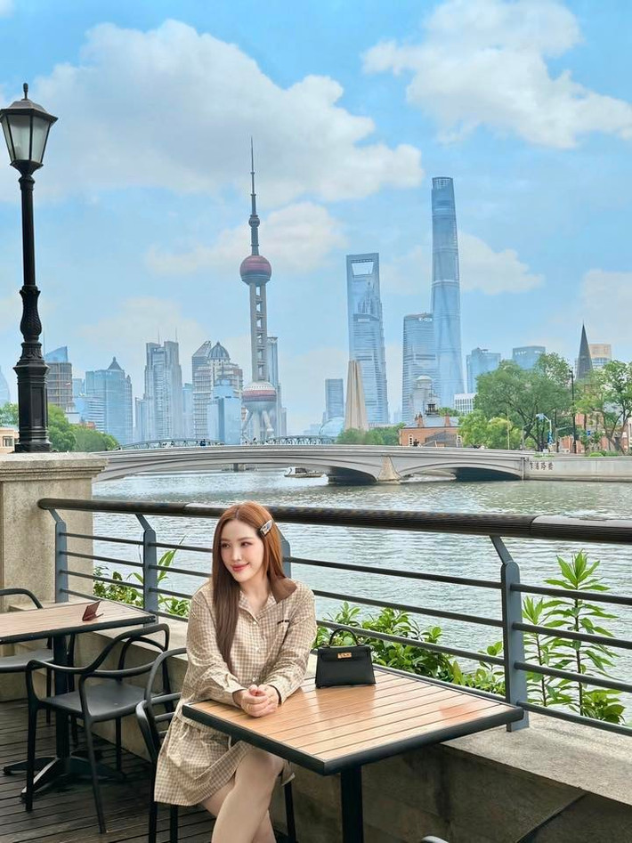 Ca sĩ Bảo Thy chú thích ảnh: "Khi trời giông bão, làm người lớn / Nắng vàng hoa nở, làm trẻ thơ". Ảnh: FB Bảo Thy
