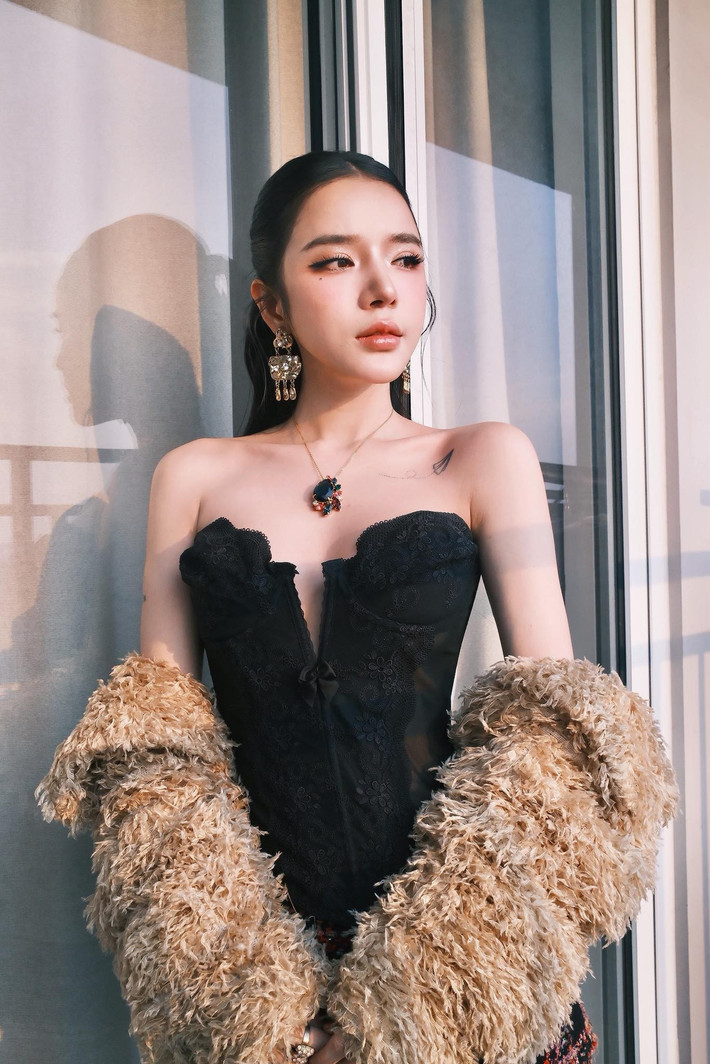 Không chỉ tỏa sáng trên sân khấu, LyLy ngoài đời cũng ghi điểm nhờ phong cách thời trang trẻ trung, thời thượng cực kỳ cuốn hút. Ảnh: FB Nguyễn Hoàng Ly
