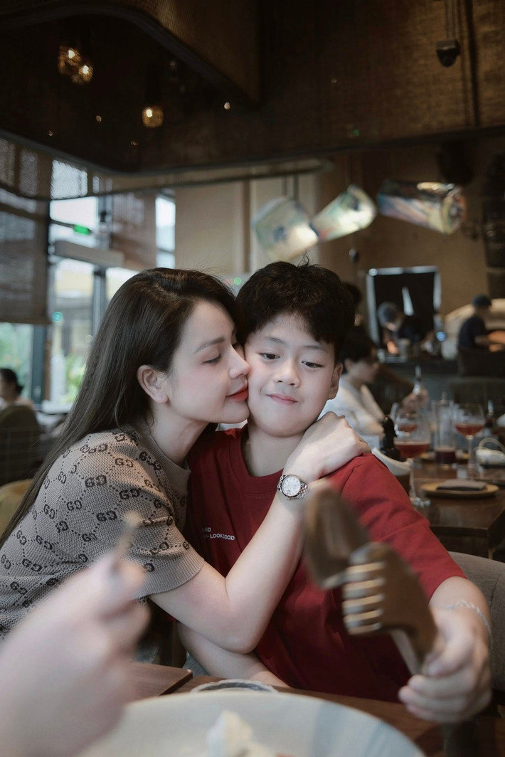 Diễn viên Lương Thu Trang chụp ảnh tình cảm với con trai. Ảnh: FB Lương Thu Trang