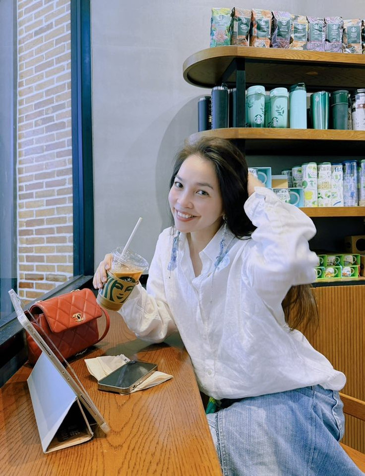 Xuất hiện trong ảnh mới được chia sẻ trên mạng xã hội, Hiền Thục chọn cho mình chiếc sơ mi trắng dáng rộng kết hợp cùng váy jeans năng động. Ảnh: FB Nguyễn Thị Hiền Thục