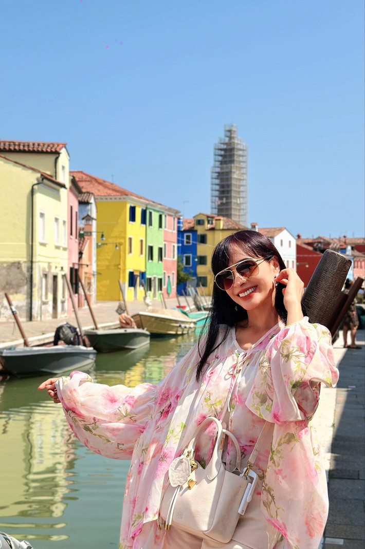 Cựu mẫu Thuý Hạnh thả dáng ở đảo Burano, nước Ý. Ảnh: FB Bui Thuy Hanh