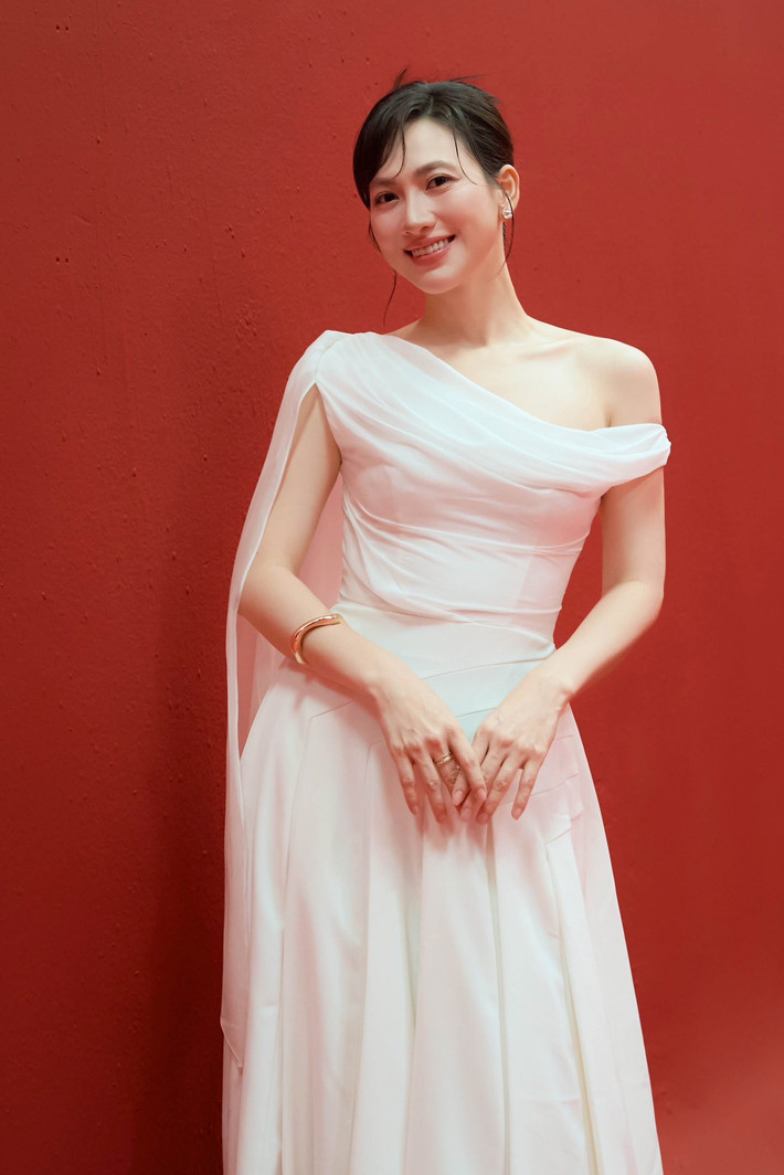 Không chỉ sở hữu ngoại hình nổi bật, Phương Anh Đào còn được yêu mến nhờ phong thái nhẹ nhàng, gần gũi nhưng vẫn toát lên nét thanh lịch, sang trọng. Chính sự kết hợp giữa nhan sắc và thần thái đã giúp cô trở thành hình mẫu lý tưởng trong mắt nhiều khán giả. Ảnh: FB Phương Anh Đào