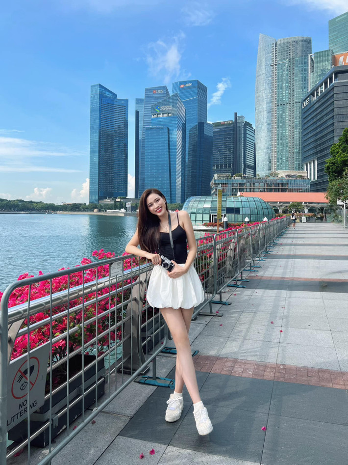 Váy ngắn có độ dài trên gối là "item" thường xuyên được Đỗ Thị Hà sử dụng để khoe nét đẹp của đôi chân. Ảnh: FB Đỗ Thị Hà