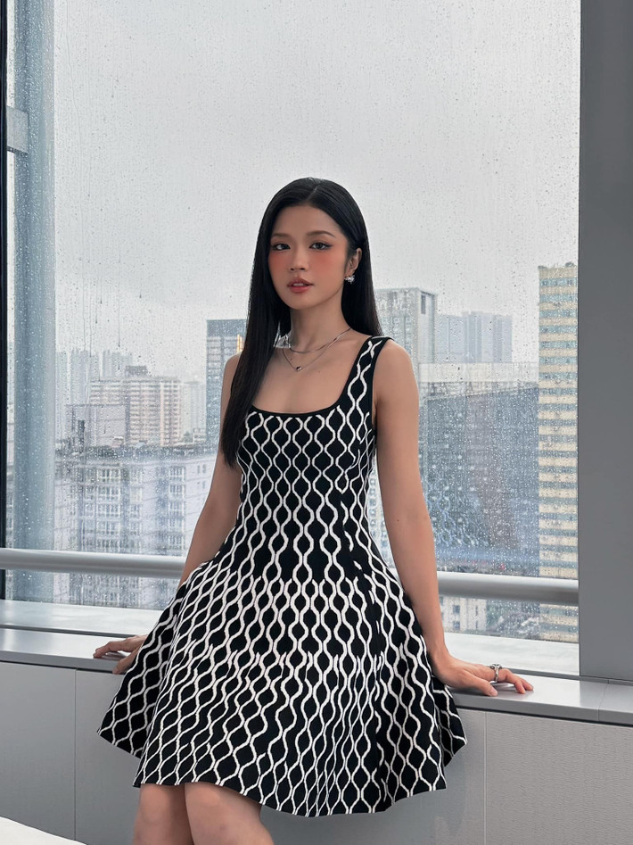 Không chỉ sở hữu chất giọng trong trẻo, Suni còn gây ấn tượng mạnh với nhan sắc “chuẩn nữ thần thanh xuân”.