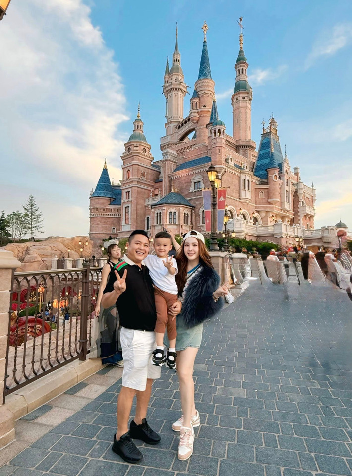 Tin tức sao Việt 17/5: Gia đình ca sĩ Bảo Thy du lịch Thượng Hải, Trung Quốc. Ảnh: FB Bảo Thy