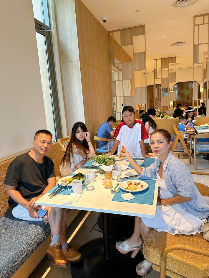 Con gái về nước nghỉ hè, ca sĩ Mỹ Lệ đưa cả gia đình đi nghỉ dưỡng ở Hồ Tràm. Ảnh: FB Hoàng Thị Mỹ Lệ