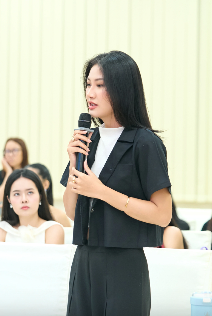 Dù chỉ diện trang phục đơn giản, tân Hoa hậu vẫn thu hút ánh nhìn bởi làn da mịn màng, nụ cười tươi tắn và vóc dáng cân đối.