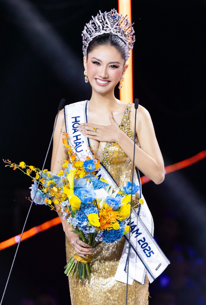 Tân hoa hậu Hoàn Vũ Việt Nam sinh năm 1999, sở hữu vóc dáng cân đối với số đo 87-65-91cm, chiều cao 1,74m.
