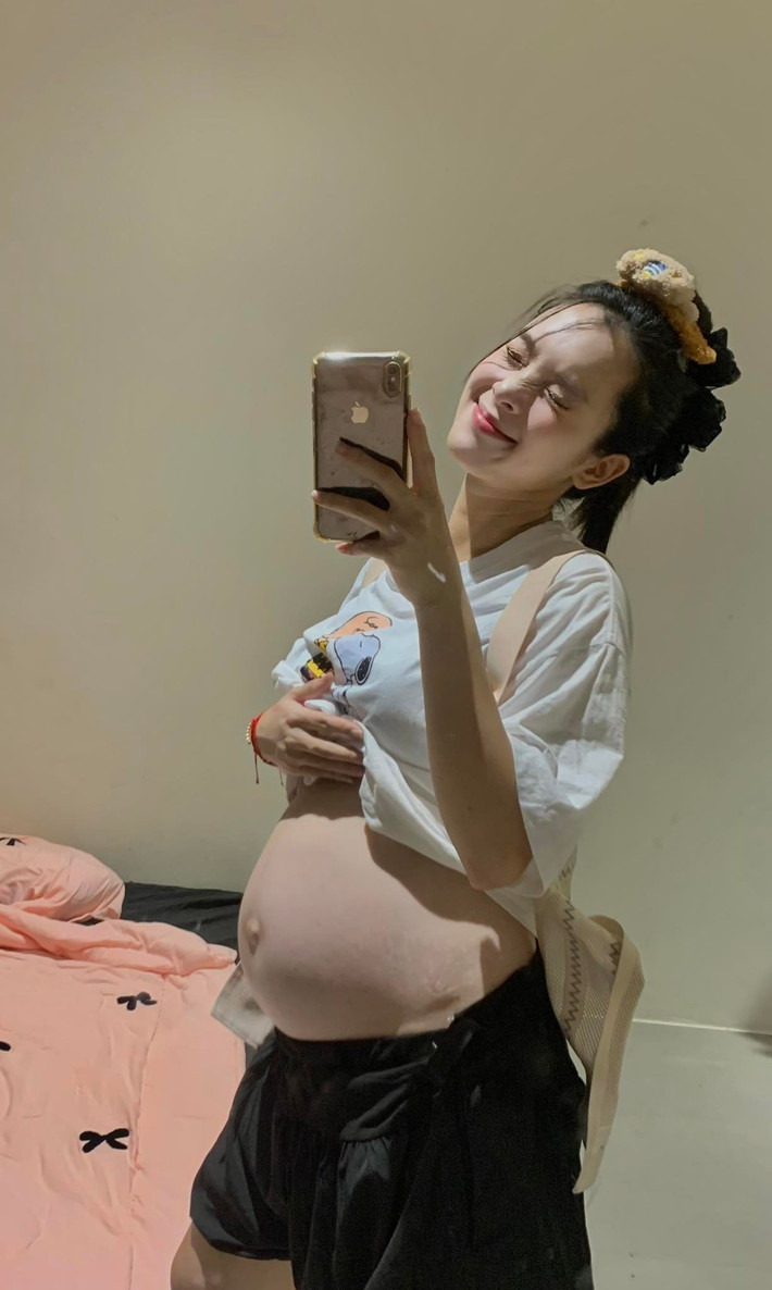 Trước khi mang thai lần 2, nữ diễn viên thuộc tuýp “mình hạc xương mai” khi cao 1m67 nhưng nặng khoảng 45 kg. Đến hiện tại, Quỳnh Lương đã lên đến 60 kg nên nhìn có phần tròn trịa hơn trước. Ảnh: FB Lương Quỳnh