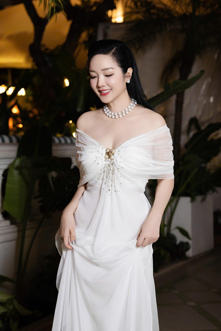 Ở tuổi 54, Hoa hậu đền Hùng Giáng My dường như bỏ quên dấu vết thời gian. Ảnh: FB Giang My Nguyen