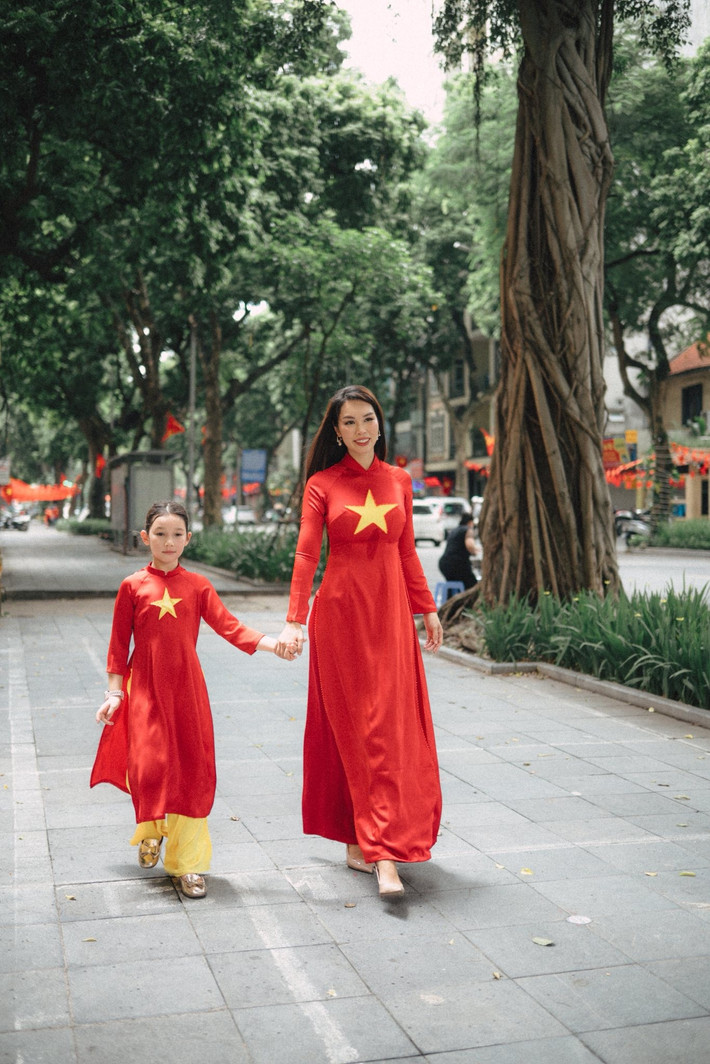 Hai mẹ con siêu mẫu Hà Anh tự nhiên tương tác, cười nói vui vẻ trong những bức hình.
