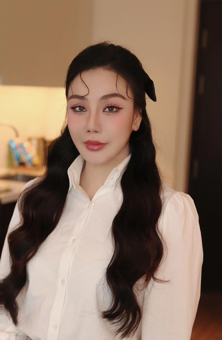 Gương mặt sưng phù, chiếc cằm nhọn bất thường,... từng khiến Hồ Quỳnh Hương nhận về không ít lời bàn tán tiêu cực. Ảnh: FB Hồ Quỳnh Hương