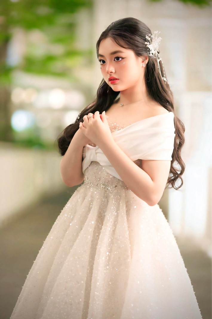 Điều đáng nói là con gái Thuý Hạnh thường xuyên diện những bộ trang phục lộng lẫy, được stylist chăm chút kỹ lưỡng, khiến cô bé càng thêm phần nổi bật và tỏa sáng. Ảnh: FB Bui Thuy Hanh