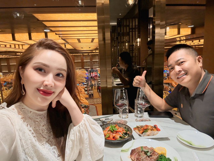 Vợ chồng ca sĩ Bảo Thy trốn con đi hẹn hò. Ảnh: FB Bao Thy Tran