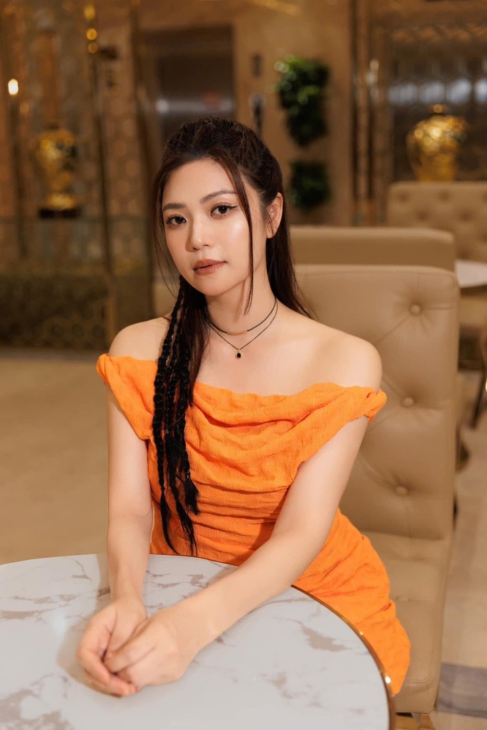 Dù đã trải qua nhiều năm hoạt động nghệ thuật, NSƯT Kiều Anh vẫn giữ trọn tình yêu với nghề và chăm chút cho bản thân từng ngày. Vẻ đẹp trẻ trung, thanh lịch cùng tài năng diễn xuất đã tạo nên một hình ảnh Kiều Anh vừa quen thuộc, vừa cuốn hút – một "nàng Nhung" ngày nào nay vẫn khiến công chúng không thể rời mắt. Ảnh: FBNV
