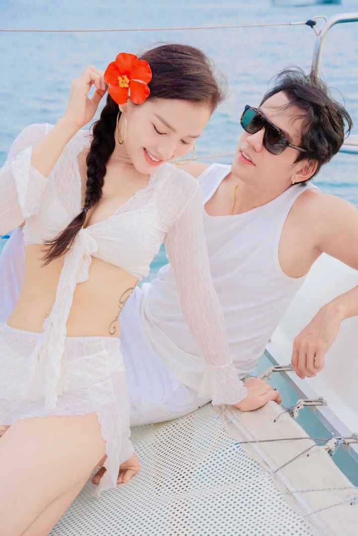 Vợ chồng Phương Trinh Jolie chụp ảnh tình tứ trong chuyến du lịch. Ảnh: FB Phương Trinh Jolie
