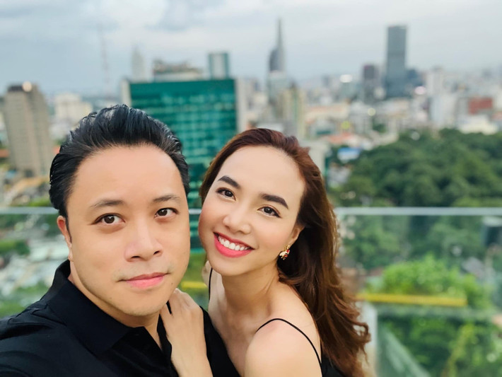 Sự kết hợp ăn ý cả trong đời sống lẫn công việc khiến Đinh Ngọc Diệp và chồng đạo diễn trăm tỷ trở thành một trong những cặp đôi quyền lực nhất giới làm phim Việt. Ảnh: FB Dinh Ngoc Diep