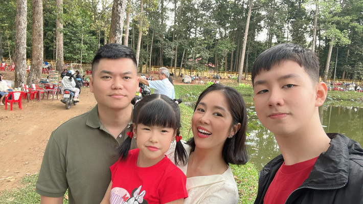 Khi cô đi đóng phim, Trung Kiên lo lắng, chăm sóc các con.