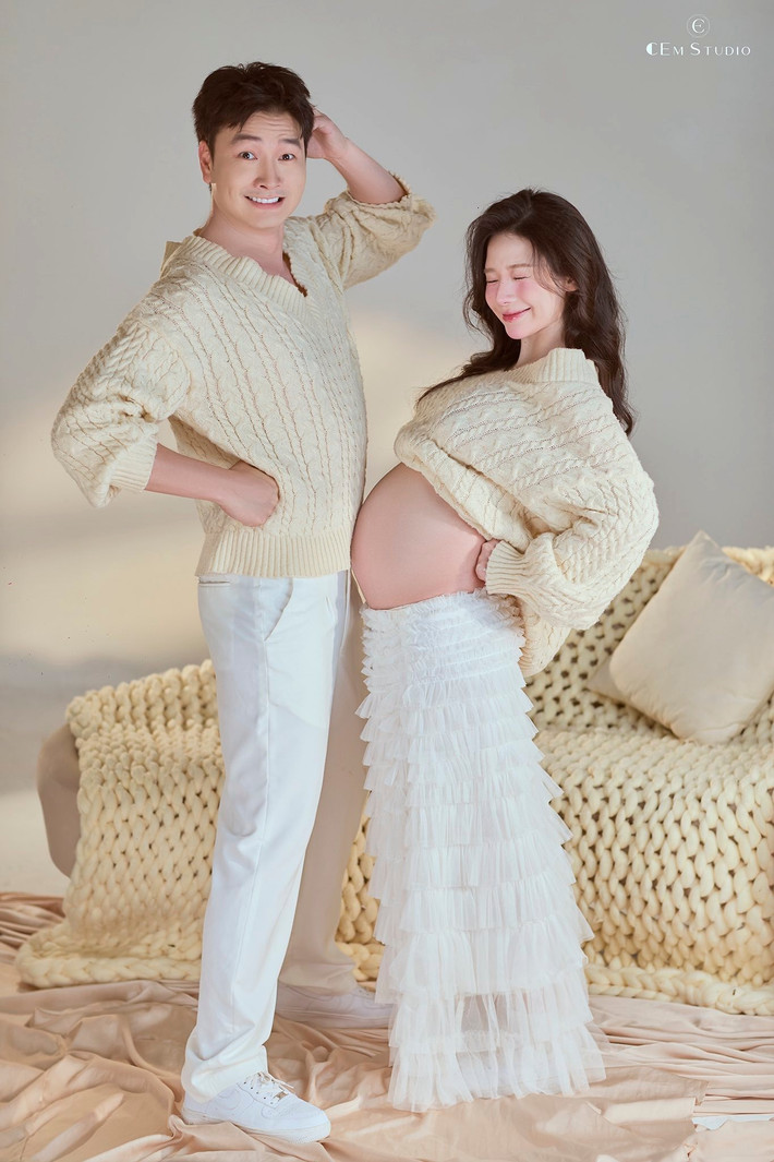 Trọng Lân vừa chia sẻ bộ ảnh của bà xã trong thai kỳ. Nam diễn viên cho biết anh và Huyền Trang háo hức chờ đón ngày con chào đời. Ảnh: FB Trọng Lân