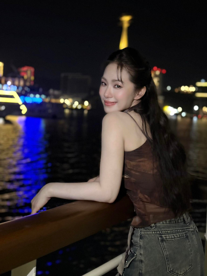Trên trang cá nhân, giọng ca "Cô gái Trung Hoa" thường xuyên chia sẻ những hình ảnh đời thường hoặc khi tham dự sự kiện, khoe thần thái rạng ngời và gu thời trang ngày càng tinh tế, sành điệu.