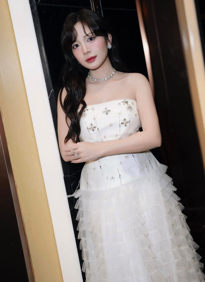 Trước khi bén duyên với nghiệp diễn, Ngọc Huyền từng hoạt động với vai trò người mẫu ảnh và đã tạo hiệu ứng "viral" trên nhiều nền tảng mạng xã hội. Cô nàng được cộng đồng mạng tặng cho danh xưng "hot girl đồng phục" được nhiều người biết đến. Đây chính là bước ngoặt để cô nhận được những lời mời thử vai đầu tiên. Ảnh: FB Nguyễn Hoàng Ngọc Huyền