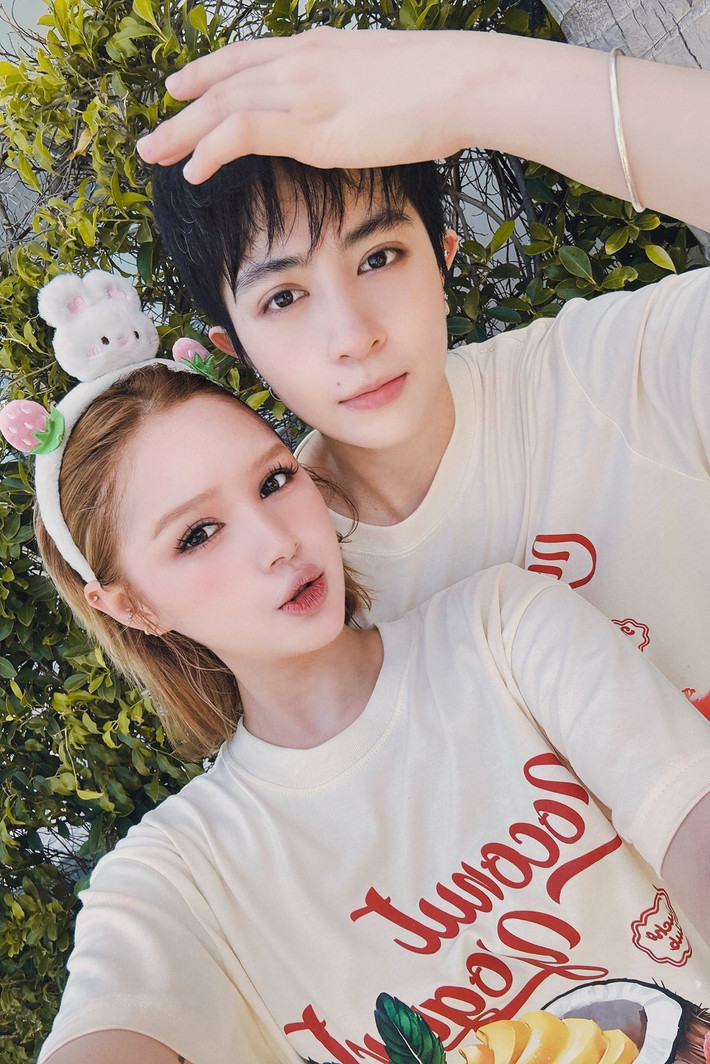 Khi đứng cạnh nhau, cặp đôi mang đến cảm giác như thể bước ra từ một bộ phim thanh xuân lãng mạn. Ảnh: FB Phạm Trang