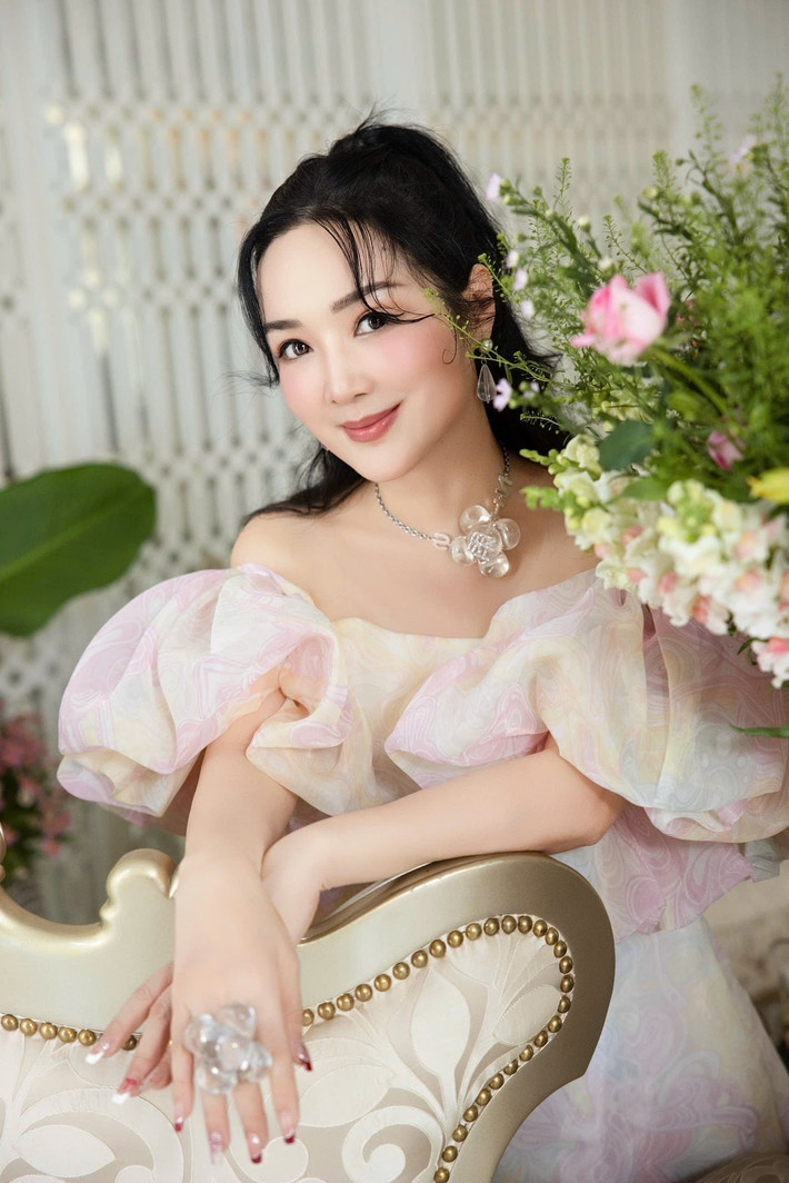 Trong từng khung hình, Giáng My toát lên vẻ đẹp thanh lịch, quý phái với thần thái rạng rỡ và làn da mịn màng đáng ghen tị.