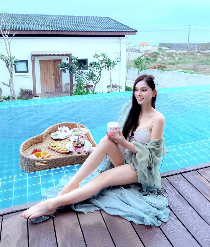 Trên Facebook cá nhân, Thu Thủy cũng thường xuyên đăng tải những hình ảnh diện bikini nóng bỏng hay những trang phục cắt xẻ táo bạo. Ảnh: FB Nguyễn Thu Thuỷ
