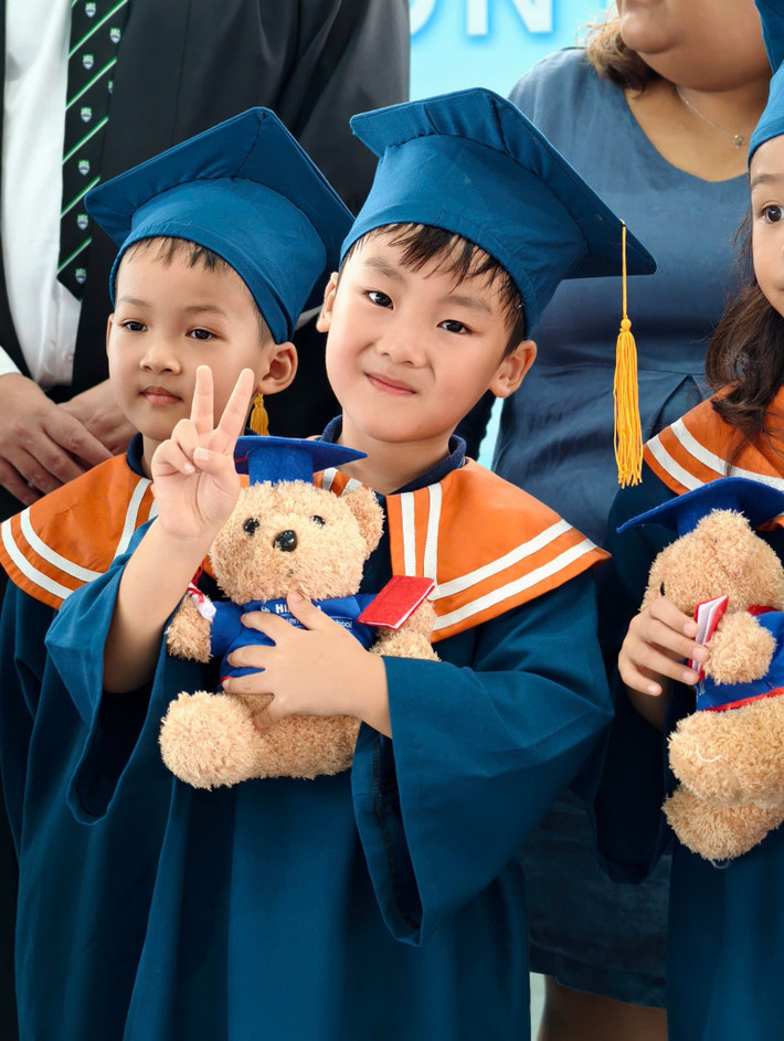 Bé Bo - con trai của ca sĩ Hòa Minzy tốt nghiệp mẫu giáo. Ảnh: FB Hòa Nguyễn