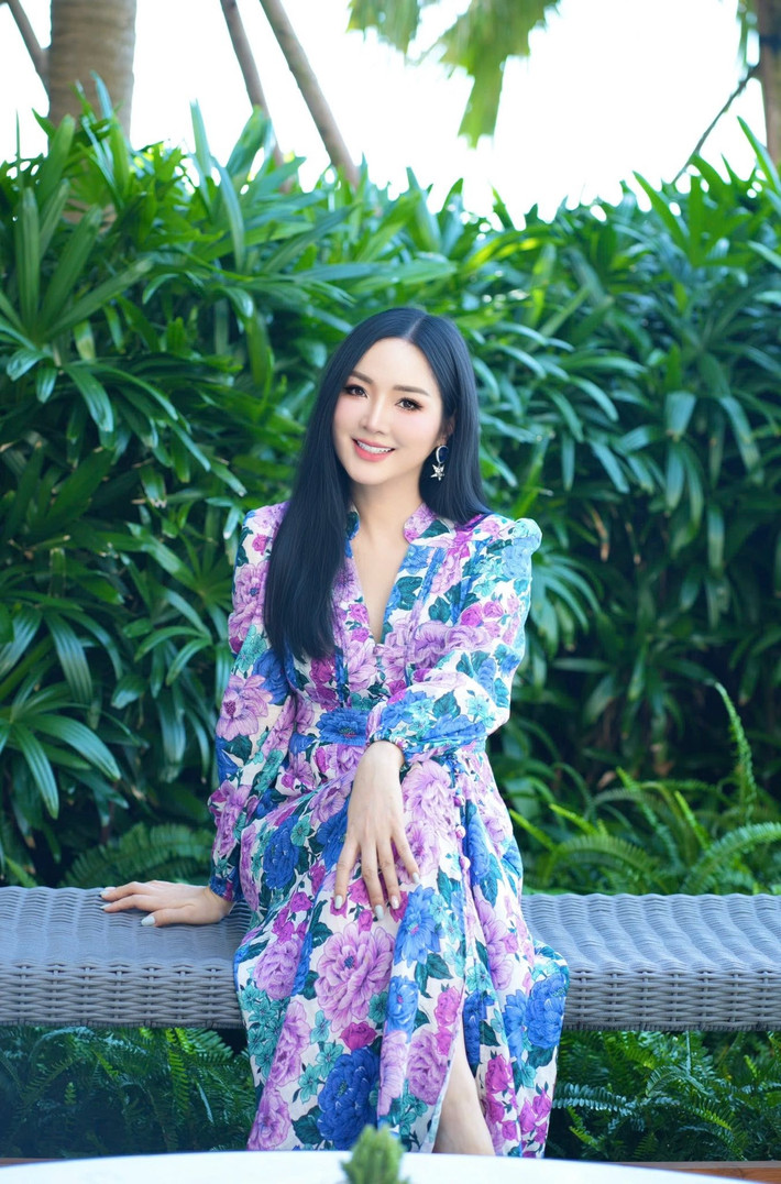 Hoa hậu Đền Hùng Giáng My diện váy với hoạ tiết hoa tím nhẹ nhàng, kiêu sa. Ảnh: FB Giang My Nguyen
