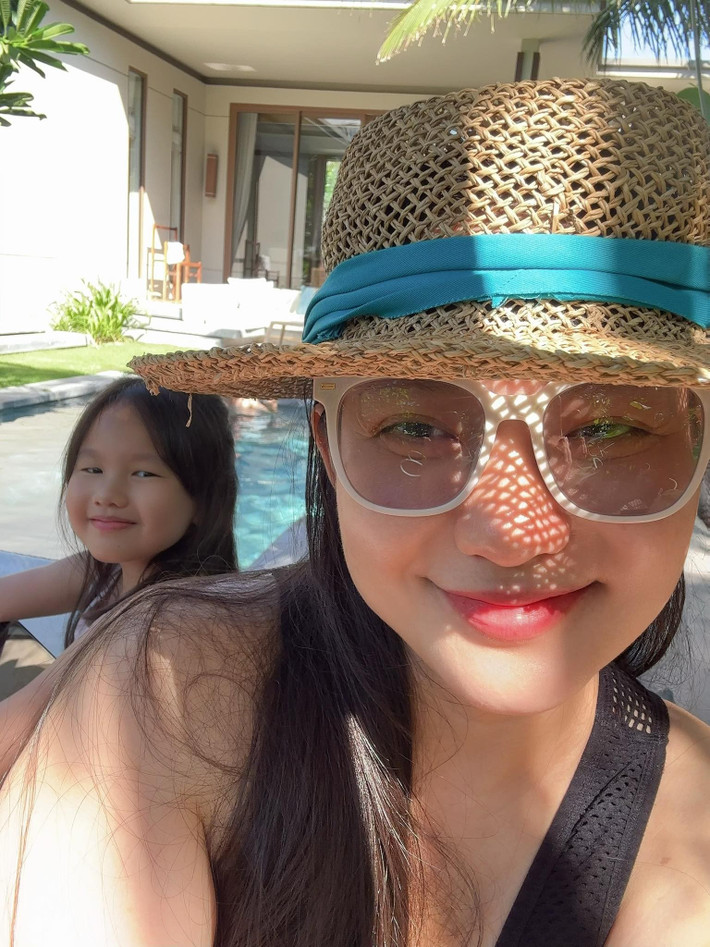 Cựu người mẫu Phan Như Thảo đưa con gái đi nghỉ dưỡng ở resort sang trọng. Ảnh: FB Phan Như Thảo