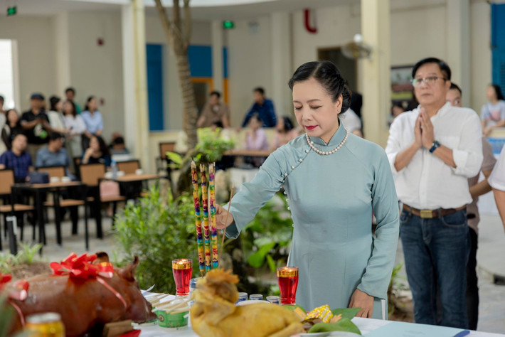 NSƯT Chiều Xuân cùng ê-kip cúng khai máy dự án phim mới. Ảnh: FB Nguyễn Thị Chiều Xuân
