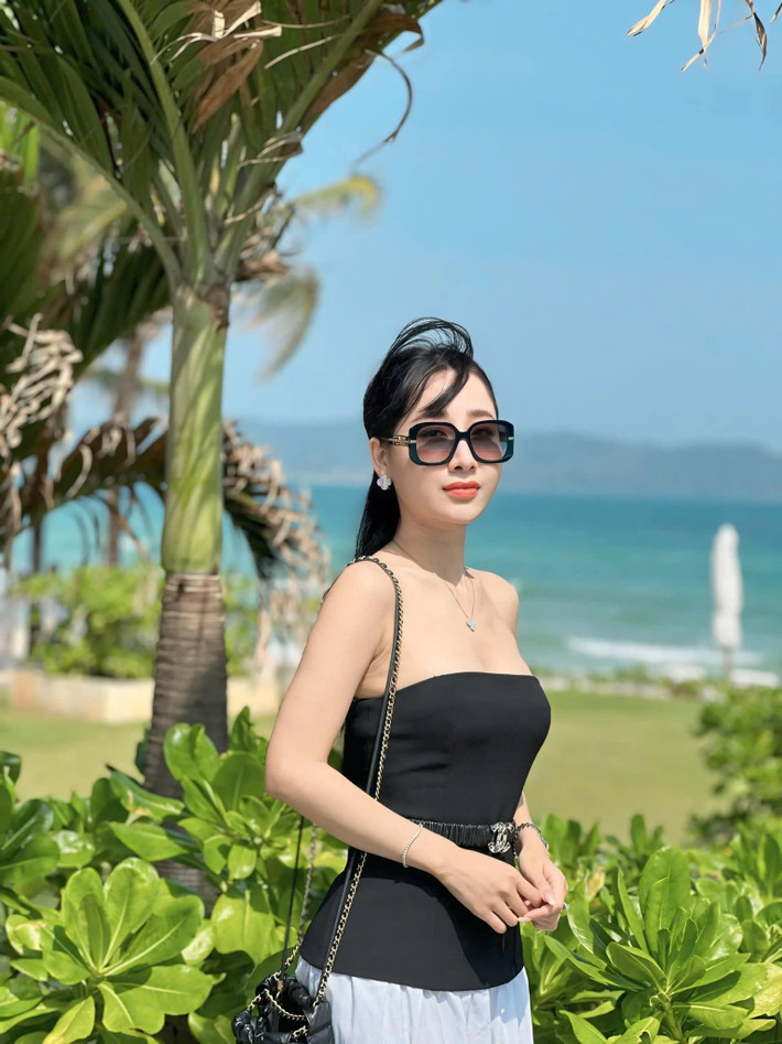 Dù là đi biển, dạo phố hay dự sự kiện, cô đều khéo léo lựa chọn trang phục tôn lên vóc dáng. Ảnh: FB Nguyễn Thuỳ Anh