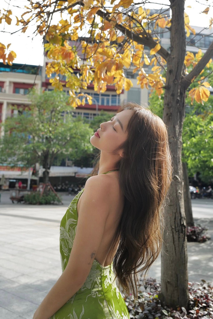 Khả Ngan mặc váy yếm khoe lưng trần. Ảnh: FB Khả Ngân