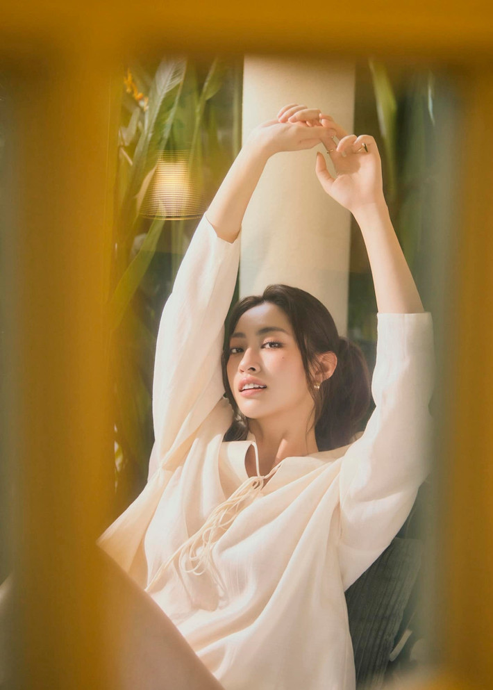 Lương Thùy Linh chia sẻ: "Sáng thức giấc thấy sao đẹp hơn hôm qua” khi tung bộ ảnh xinh đẹp mong manh trong nắng nhẹ. Ảnh: FB Lương Thùy Linh
