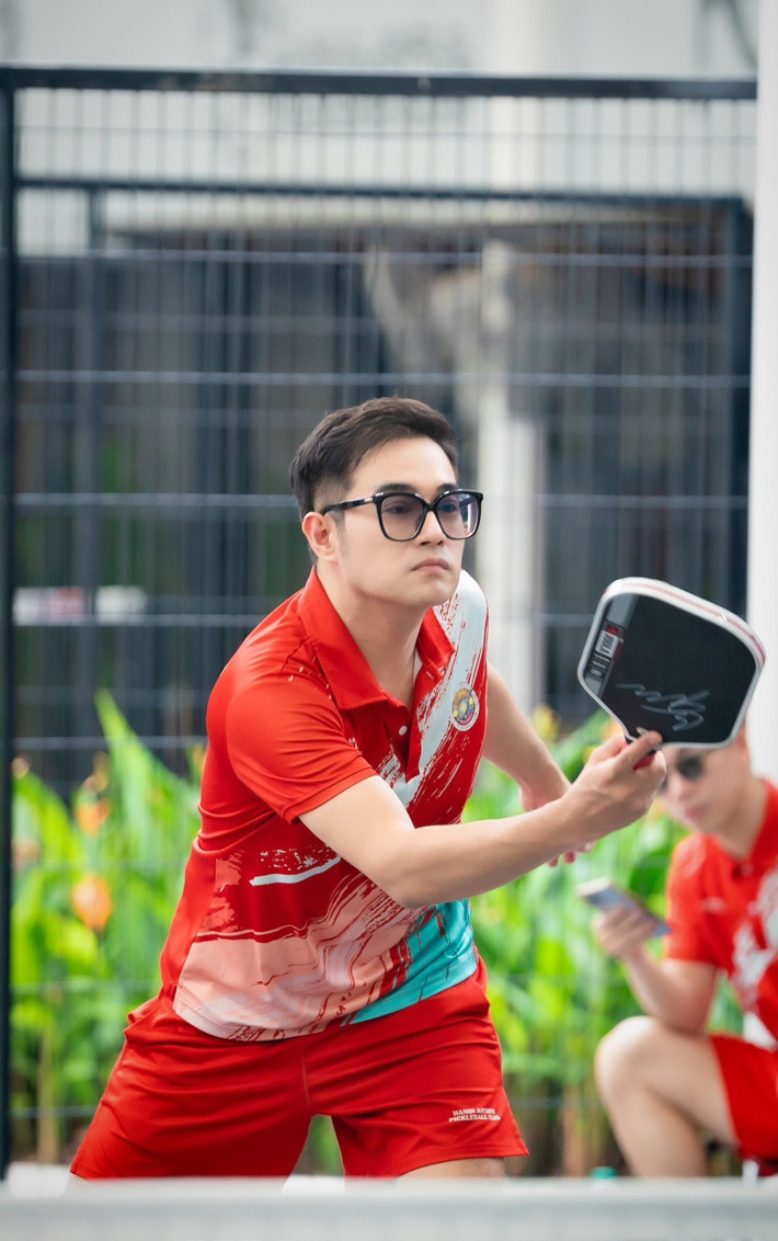 Ca sĩ Minh Quân hào hứng ở sân chơi pickleball. Ảnh: FB Minh Quân