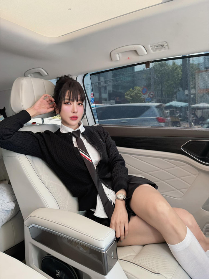 Sự chăm chút cho bản thân không chỉ thể hiện ở vẻ bề ngoài mà còn toát lên từ thần thái tự tin, rạng rỡ. Ảnh: FB Diệp Lâm Anh