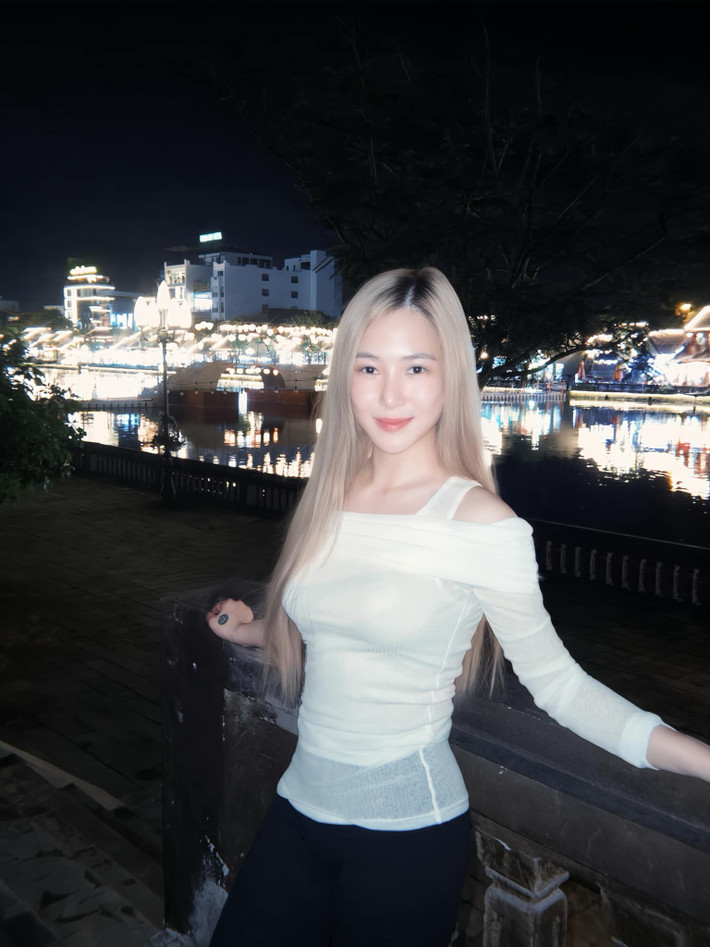 Hương Tràm chụp ảnh khi đến Ninh Bình. Ảnh: FB Hương Tràm Phạm
