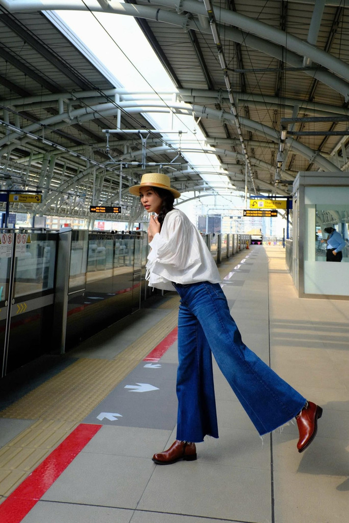 Dù chỉ là outfit tối giản, nữ ca sĩ vẫn thu hút mọi ánh nhìn nhờ làn da căng mịn, mái tóc đen suôn dài và thần thái nhẹ nhàng, thanh lịch. Ảnh: FB Nguyễn Thị Hiền Thục