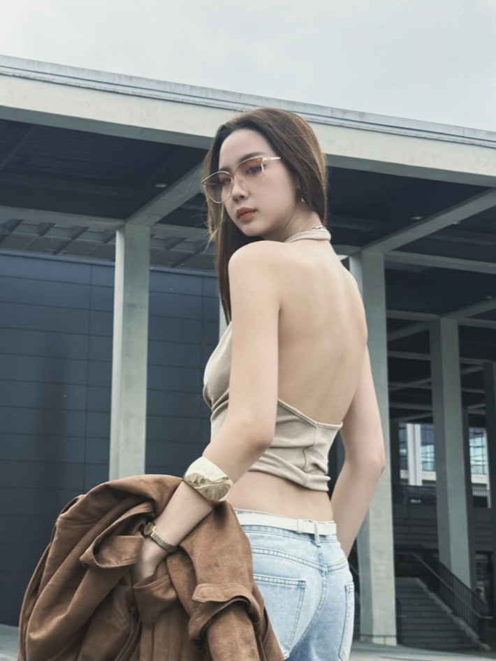 Hoa hậu Bảo Ngọc chụp ảnh lộ lưng trần. Ảnh: FB Lê Nguyễn Bảo Ngọc