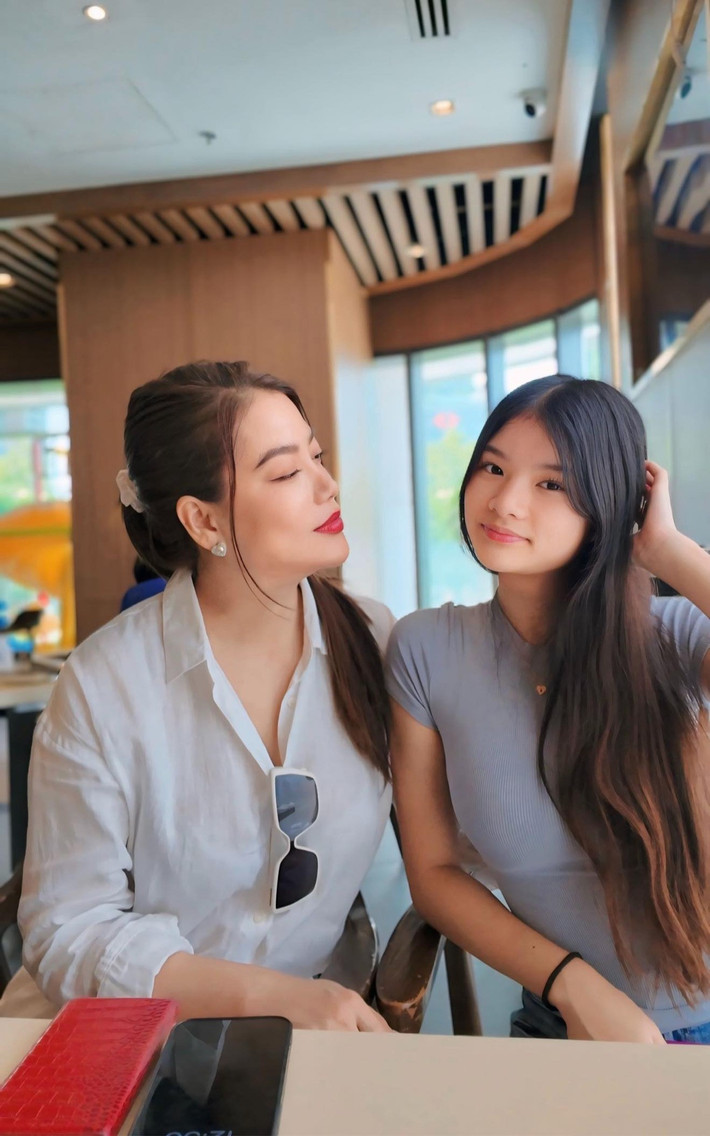 Ở tuổi 17, Bảo Tiên được khen thừa hưởng nét đẹp của mẹ và cha. Ảnh: FB Trương Ngọc Ánh