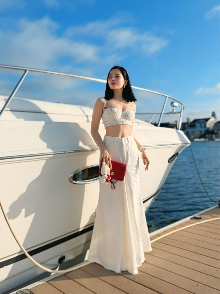 Tin tức sao Việt 7/7: Lệ Quyên tạo dáng trên du thuyền tại Mỹ. Nữ ca sĩ cùng bạn trai Lâm Bảo Châu đưa con trai đi du thuyền ngắm hoàng hôn ở Hungtington Beach nhân chuyến lưu diễn. Ảnh: FB Lệ Quyên