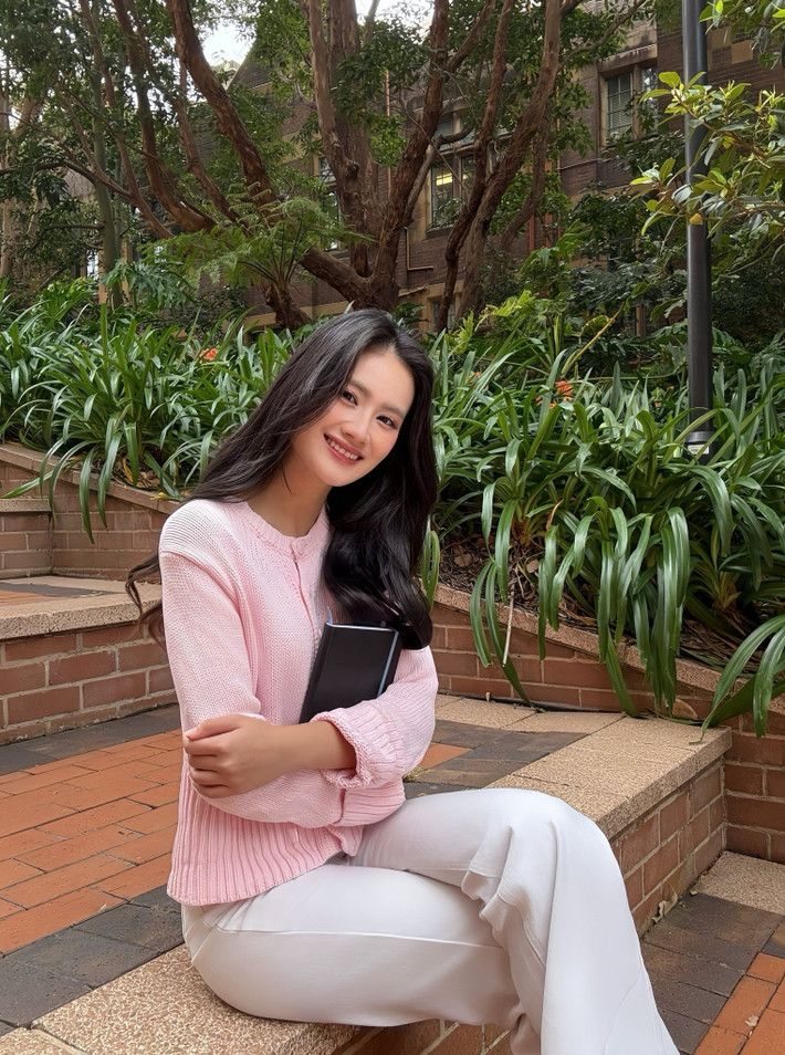 Cô trở lại Sydney vào tháng 8 để tiếp tục theo học chuyên ngành Quản trị kinh doanh tại Đại học Sydney.