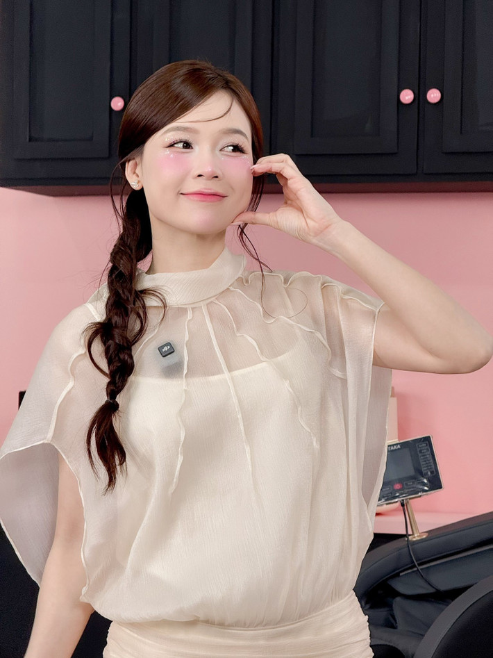 Dù đã trải qua hai lần sinh nở, Sam vẫn giữ được nhan sắc “không tuổi”.