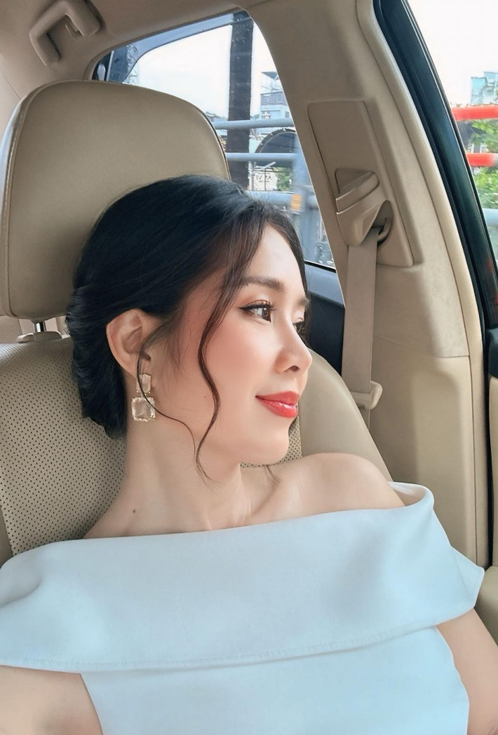 Lê Phương khoe sắc với phong cách nữ tính, ngọt ngào. Ảnh: FB Lê Phương